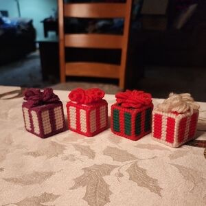 Colorful Yarn Gift Box Decorations